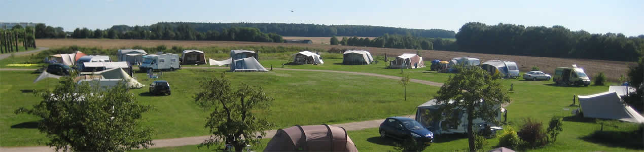 Camping met tenten en caravans