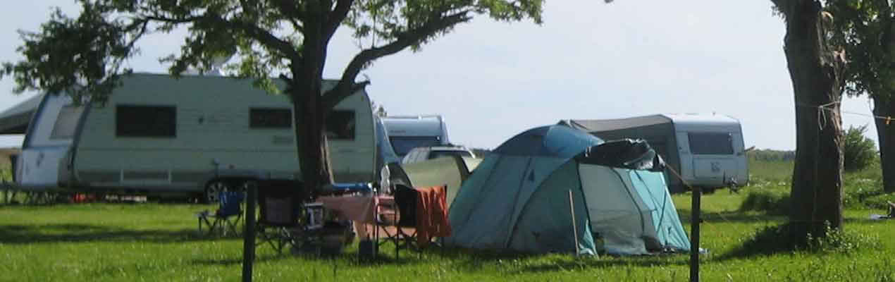 Zeltplatz mit Zelten und Wohnwagen